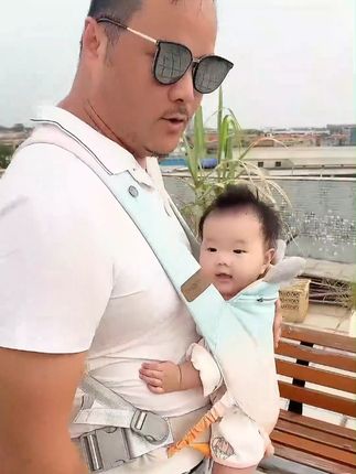 婴儿背带 亲爱的宝爸宝妈,抱娃抱到双手快没知觉了吧?这款多功能背带,简直是带娃救星!防勒大腿设计,保护宝宝娇嫩肌肤。还能随心横抱、竖抱、后背,给你和宝贝舒适带娃体验,快入手!#带娃出行 #婴儿背带 #宝宝舒适 #母婴好物
