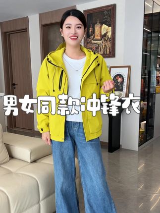 穿上贼洋气的情侣同款百搭冲锋衣,户外防风保暖连帽设计版型不挑身材#无限回购的宝藏单品 #在抖音入手的好东西 #显瘦穿搭 #情侣穿搭 #冲锋衣