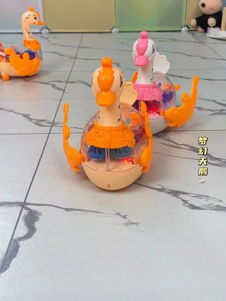 姥姥买的天鹅扑棱翅膀满屋跑,还会唱鹅鹅鹅古诗+儿歌,遇障自动转弯还会甜甜喊爸爸妈妈~#训练抬头爬行玩具 #透明齿轮天鹅 #哄娃神器 #引导宝宝爬行玩具