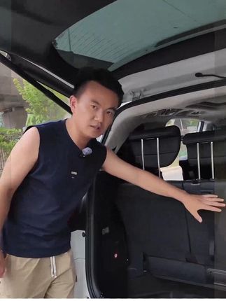 奥德赛艾力绅第三排座椅后背皮革保护垫 根据原车尺寸开模制作,整张魔术贴加上头枕固定的方式,粘贴牢固不易掉落,保护原车绒布不受磨损,提升原车档次,不影响三排魔术座椅收纳 #奥德赛# 艾力绅 #奥德赛改装# 艾力绅改装