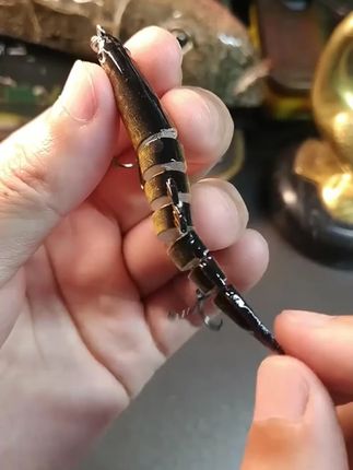 路亚多节泥鳅饵,多节可动,泳姿灵动逼真,手法采用,匀收+小抽,小跳的手法,更能吸引对象鱼 猛攻!鲈鱼 翘嘴 黑鱼# 钓鱼# 路亚饵水下泳姿# 黑鱼钓鱼路亚# 路亚