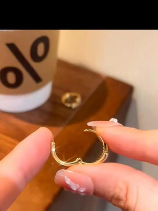 韩芸汐 A-6 错位亮金色简约上班法式四季百搭气质耳扣,戴上