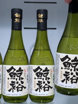 鲸裕清酒,入口就是淡淡的米酒香和蜜瓜香,口感细腻柔和,味道好好喝,平时跟朋友微醺小聚就很合适#鲸裕清酒 #性价比好酒#微醺必备高颜值酒#酒#好喝不贵#超便宜超划算#微醺时刻