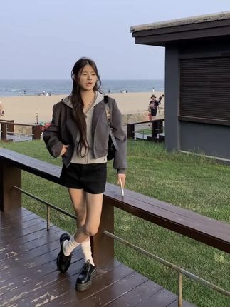 秋季必备!女生复古拼接短款棒球服夹克,高级感满满 #百搭休闲装 #复古拼接外套 #复古拼接风 #女士秋季夹克 #短款棒球服