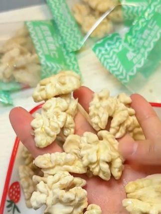 新鲜去皮核桃仁!一口下去又脆又嫩!不涩口不呼嘴,自带奶香和汁 水!营养价值超级高!#营养丰富#核桃仁 #零食推荐 #无限回购的宝藏单品 #在抖音入手的好东西