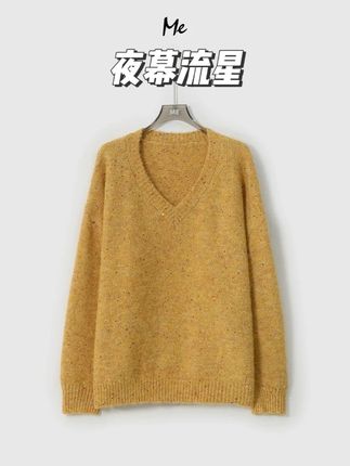 老杨推荐【夜幕流星】一件上身非常惊艳的毛上衣,姜黄色的颜色显白又高级,自带柔焦效果,大牌感满满!版型宽松显瘦,细节工艺质感在线,面料柔软亲肤,内搭外穿都合适,喜欢的姐妹别错过哦!绵羊毛混纺彩豆亮片花纱巨柔拉毛时尚毛衣#毛衣 #秋冬穿搭 #内搭外穿都好看 #休闲减龄穿搭 #老杨的私服