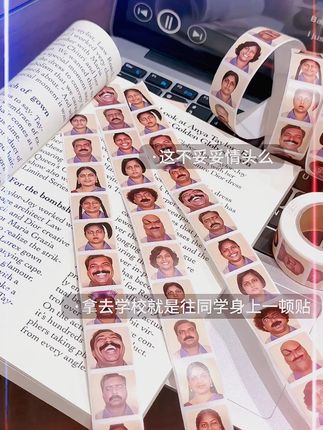 芜湖…这不妥妥的情头么 你猜去了学校给同学一顿贴 他们会是什么表情! #贴纸 #印度阿三哥 #玩个很新的东西 #抽象 #学生党平价安利 新款印度人头像卷卷贴趣味印度头像同桌整蛊互贴猎奇贴画