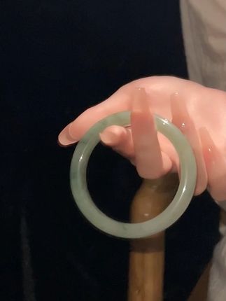 💫拆盒瞬间她眼亮了!周大生人间烟火天山翠镯,天然玉贴腕润,她说 “这‘烟火气’居然这么显温柔”#周大生 #玉镯 #天山翠 #精致女孩 #古风