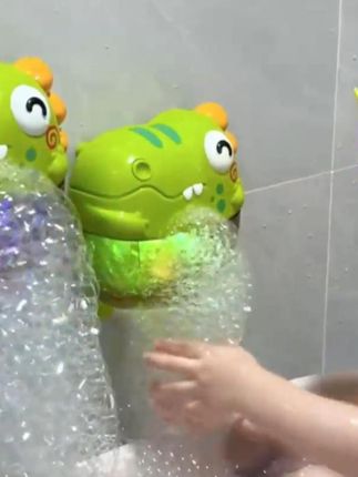 哇塞!爸爸安排的这个#洗澡玩具 也太好玩了吧!轻轻一按瞬间吐泡泡,孩子喜欢的不得了,洗澡再也不哭闹了,哈哈~#恐龙吐泡泡 #戏水玩具 #宝宝洗澡 #玩具泡泡机