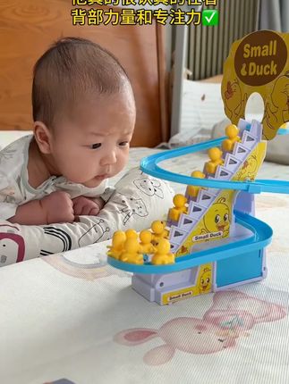 爸爸给买的这个小鸭子爬楼梯玩具也太好玩了吧,他才2个多月在这看了半天了,锻炼抬头和追视呢 #母婴好物 #宝宝玩具 #练抬头