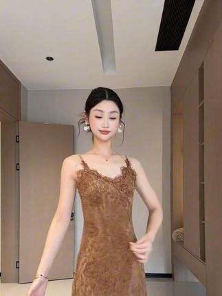 秋冬新款!蕾丝拼接吊带短裙,修身百搭超显贵气! #辣妹裙子 #修身连衣裙 #秋冬吊带裙 #百搭连衣裙 #百搭短裙