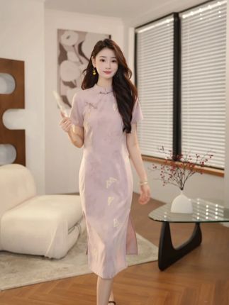 紫色旗袍,以细腻的紫色为底,用精致刺绣勾勒出繁花盛景 #穿出高级感#精致优雅#法式穿搭#温柔风穿搭#百家好