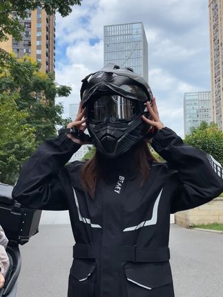 雨天摩托变道要谨慎!雨衣侧腰反光条醒目,防水透湿送收纳,打灯观察车距,确认安全再变道#摩托车#女骑#骑行雨衣