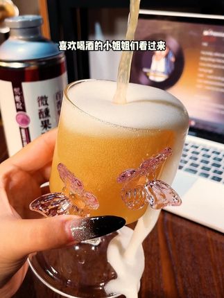 下班了,买点喜欢的烧烤小菜,再来两杯这个全麦精酿果啤,小酌一杯!给疲惫的生活加点微醺放空自我!未成年人禁止喝酒。#果啤 #精酿啤酒 #全麦精酿啤酒 #强烈推荐 #酒蒙子的日常