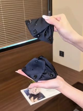 谁能拒绝这款赫本风抓夹~轻松打造精致感#小众设计感 #美出新高度 #精致女人必备 #后脑勺发夹抓夹推荐