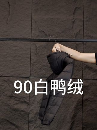 在渐渐变冷的日子,这款连帽的羽绒服就像你的温暖小确幸,给你带来满满的幸福感。#品质男装 #轻薄羽绒服