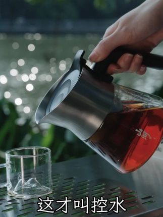 这才叫控水、这才叫方便、这才叫设计。入一山河飘逸壶采用高硼硅玻璃和高级金属组成兼顾质感和实用性。#好物推荐🔥#泡茶神器