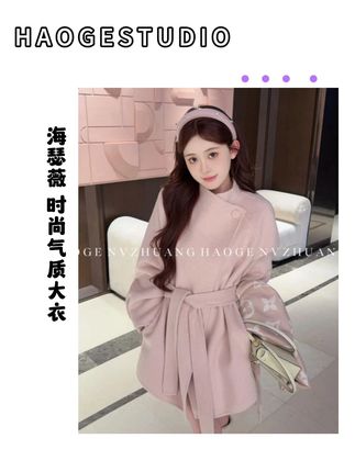 韩系女主既视感!这件大衣一穿,气质直接赢麻了 宝子们!想 get 韩剧女主同款穿搭?这件时尚气质韩版大衣必须冲!版型超正,微宽松设计不挑身材,藏肉显瘦一绝,小个子穿也能穿出高挑感~面料质感满满,摸起来软糯舒服,秋冬穿既保暖又有范儿!搭高领内搭 + 牛仔裤,是清爽韩系休闲风;配连衣裙 + 长靴,又秒变优雅女主!不管是上班通勤、约会还是逛街,穿它都超吸睛!现在下单有专属福利,库存不多,喜欢韩系风的宝赶紧冲小黄车!#高级女装 #显瘦穿搭 #气质穿搭 #韩版穿搭 #高级感穿搭