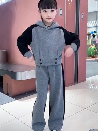 给闺女买衣服首先看款式,再比比品质,让童年不留遗憾#高品质童装 #每日童装穿搭分享 #生女儿就是用来打扮的 #女童套装