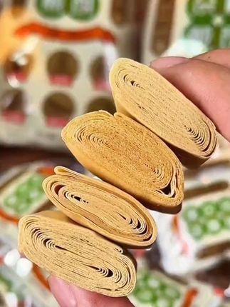 这个杂粮煎饼真的太好吃了,还是低卡博士家的,配料表都是对我们很友好的东西,而且也不添加白砂糖,吃起来口感酥酥脆脆的,越嚼越香。平时当做代餐或者加餐的小零食都很不错。