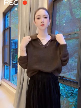 #被秋日氛围感穿搭拿捏了 #拿捏秋冬叠穿公式 #秋冬都市硬核穿搭  #小个子秋冬穿搭 #超级实用的韩女穿搭小技巧Nalian/拿恋豆子优选-重工钉钻翻领宽松显瘦针织毛衣女 DZ99030