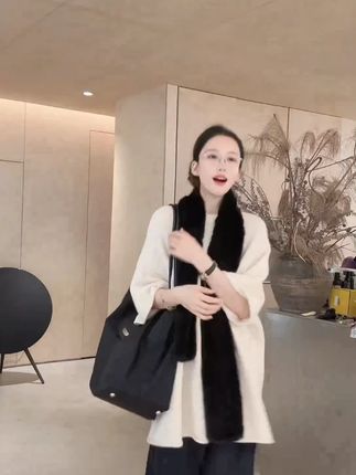 这条 “心机神裤” 必入! 【搭配小心机】深海蓝牛仔裤,明线勾勒层次感,可翻边设计修饰腿型更显高挑,百搭各种风格。 #明线牛仔裤 #可翻边神裤 #深海蓝百搭裤 #zblues #外贸家