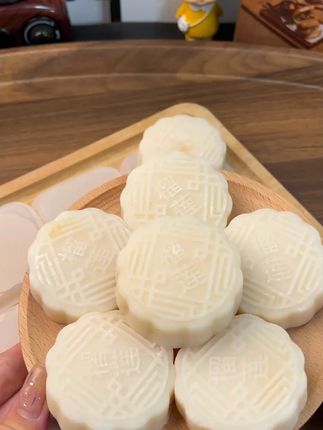 榴莲味冰皮月饼糯叽叽果香浓郁爆浆内陷新鲜发货#月饼 #冰皮月饼 #榴莲月饼 #爆浆月饼 #甜品美食