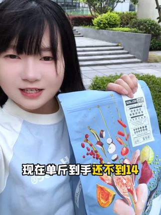 卫仕膳食鲜肉猫粮 卫仕膳食系列全价猫粮2.0 全新升级配方,45%鲜鸡肉,84.2%动物性原料,40%粗蛋白 还特别添加了双蛋卵磷脂精华和6种莓果力 健康好吸收,美毛增重没烦恼,多孔洁齿设计,边吃边洁牙 卫仕自有研发工厂,品质有保证#卫仕 #猫粮