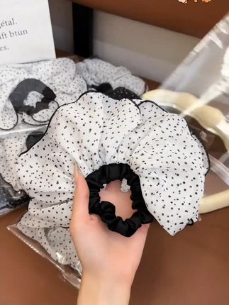 这款半圆设计的波点发圈太好用了吧,上头无需整理形状就很好看,扎低马尾还不摩擦后脖子#大肠发圈 #仙女必备