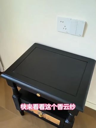 快来看看这个香云纱床头柜吧!它有一个开放式的置物台,上面有个 个性的黄铜把手,整体设计看起来非常的小巧精致,不仅外观美观大方,而且还很好用哦。它的台面很宽大,并且非常的平坦光滑,摸起来手感也特别好。如果你喜欢的话就赶紧下单购买吧。#香云纱床头柜 #法式复古实木 #床边斗柜小户型 #客厅储物柜子 #客厅储物柜斗柜