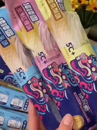 炎炎夏日冰箱里怎么能少了冰冰凉凉的棒棒冰呢,采用新西兰进口奶源制作,奶糯丝滑,还是升级的plus版。#夏天的味道#棒棒冰#碎冰冰#清凉解暑小宝贝#创作灵感
