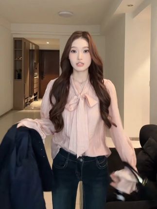 恋恋日记 中古粉v领系带衬衫#穿出高级感 #品质女装 #甜美女孩 #气质穿搭 #精致女人必备