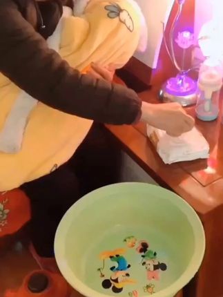 当妈之后总是半夜惊醒,放个湿巾恒温器在床头边,随时取出湿巾都是暖暖的直接用,妈妈不要太累。 #母婴好物 #把最好的给你 #湿巾加热器 #待产包 #新生儿