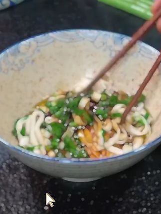 下班两分钟就能搞定的葱油拌面,懒人必囤葱油拌面酱,简单方便又好吃,全家都爱吃!