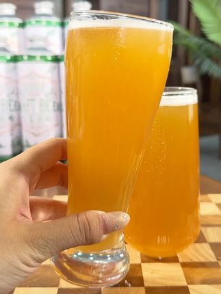比矿泉水还便宜的青岛原产地精酿啤酒,纯粮食精酿,喝起来太过瘾了#精酿啤酒 #好喝不贵 #原浆啤酒 #啤酒