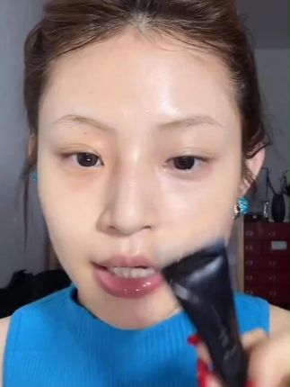 还有谁没用过这种月牙粉底刷!上妆不脏手,铺的好匀!底妆轻透又服帖!#粉底刷 #粉底刷使用方法