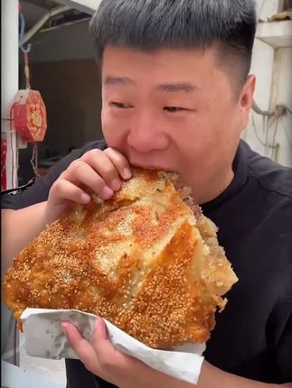 焦香酥脆的#梅干菜锅盔 在家几分钟就能搞定,煎出来酥脆咸香好吃还方便