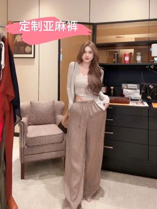 GUIDI GUDI【花径】亚麻气质百搭条纹休闲裤/黄加蓝 亚麻自带呼吸感,穿在身上像裹了层凉丝丝的云朵,30℃+ 的天气也不会闷汗。最绝的是竖条纹设计,从腰腹到裤脚的线条超流畅,微胖梨形穿都能秒变 “纸片腰”,腿型被#修饰得又直又长~重点是它真的太百搭了!#百搭裤子 #休闲裤 #显高显瘦显腿长 #气质穿搭 #小个子穿搭