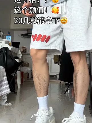 男生们集合!今年夏天的潮酷担当来啦!这款白灰色立体图标短裤,满满的美式高街风。宽松的五分裤版型,穿着超舒适还巨显腿长。休闲感直接拉满,怎么搭都好看,秒变街头潮男!快冲!#夏季新款短裤 #美式高街 #休闲潮牌 #男生穿搭 #五分裤推荐