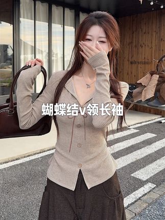 蝴蝶结v领长袖t恤新款小众木质五角星花朵纽扣修身显瘦上衣 #秋冬穿搭#谁穿谁好看#小个子穿搭#今天长这样#每日穿搭