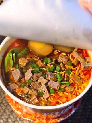 面饼比普通泡面大两圈的泡面你吃过吗 #速食美食 #抖音美食推荐官 #杨掌柜粉面菜蛋