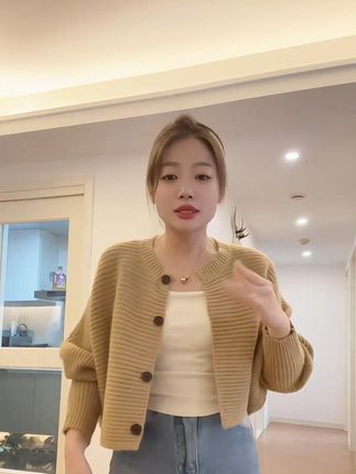 秋季小众短款炸街毛衣开衫,小个子复古气质百搭神器! #小个子百搭衣 #秋季毛衣开衫 #小个子毛衣 #针织开衫推荐 #小众短款毛衣