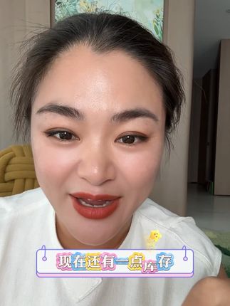 南瓜红棕透着温和,双头唇泥适合日常。唇色上嘴适中,雨衣滋润双唇,入手不亏,赶紧囤!#口红 #好物推荐 #连阿品