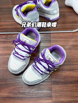 这抹秋日专属的贵族色系,不再是潮流选择题,而是气场必修课! #辛普森潮鞋 #潮流百搭 #紫色韵味 #男生穿搭 #紫色穿搭