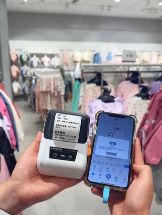 服装店的老板们,还在手动写标签吗? 快来试试我们这款扫码就能编辑的标签打印机吧!#实体店经营 #服装吊牌打印机 #标签打印机 #守店人的日常 #硕方标签机