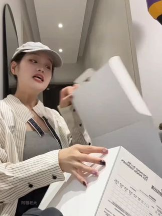 终于蹲到了 #babycare 新款哄睡熊猫的活动了,软乎乎可可爱爱的,里面自带白噪音加柔和灯光。妥妥的一个哄娃小帮手,有的时候小朋友有阿贝贝也是好事,抱着自己就睡了很省心。 #阿贝贝 #安抚玩偶 #哄睡玩偶  #哄睡神器