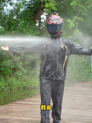 天呐谁来告诉我是不是真的?雨衣也能当冲锋衣穿? #雨衣 #机车 #骑行 #机车男孩