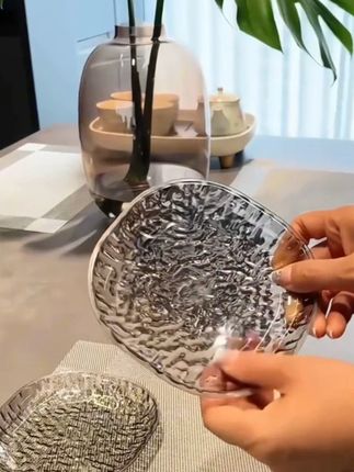 可以放零食水果的吐骨碟。价格只要个位数,重点颜值还很高!自带收纳底座,收纳也方便