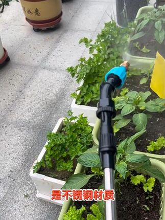 这个电动喷雾器用着很方便, 一键就能出水,还有旋转式铜喷,雾化直喷双切换。而且它的喷头是不锈钢材质,还是加长的,可以任意伸缩,真的很不错。无论是家里浇花草,还是给农作物施肥都能用。喜欢的朋友们千万不要错过了,快点击下方链接下单吧!#电动喷雾器 #电动喷雾器厂家 #电动喷雾器批发 #生产厂家批发