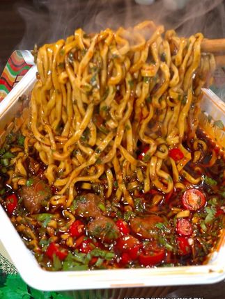 家人们这个御品牛肉面是真有大块牛肉啊,连香菜都是双倍的,我真爱了#御品盛宴 #康师傅#泡面#速食#夜宵